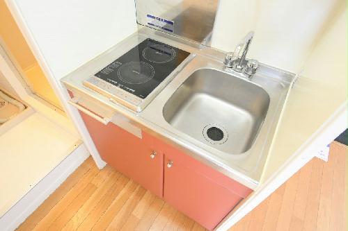 キッチン　現状優先。設置は現地と異なる可能性があります。