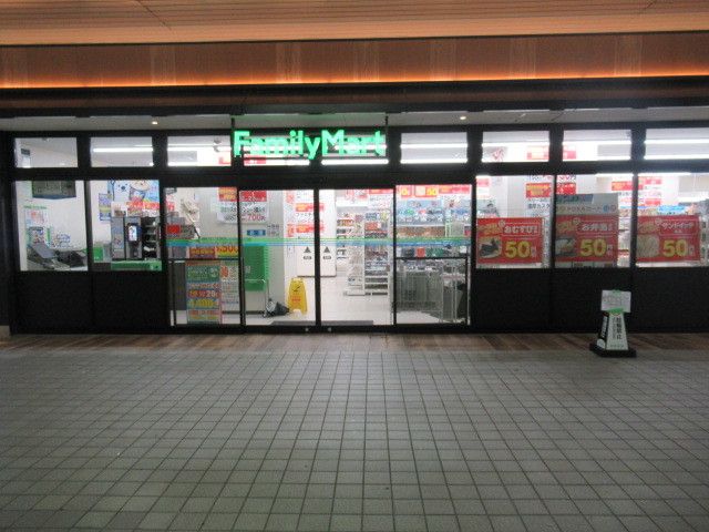 コンビニ　ファミリーマート エキア谷塚店（コンビニ）まで450m