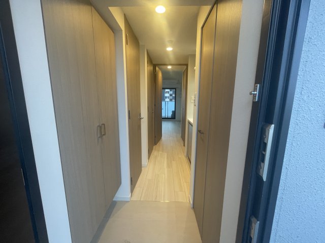 玄関　イメージとして同マンション他部屋を表示しています