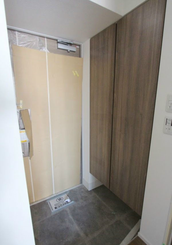 玄関　弊社は全物件が仲介手数料半月分でご紹介可能です。