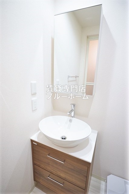 洗面設備　女性が喜ぶ縦型照明器付き独立洗面台！