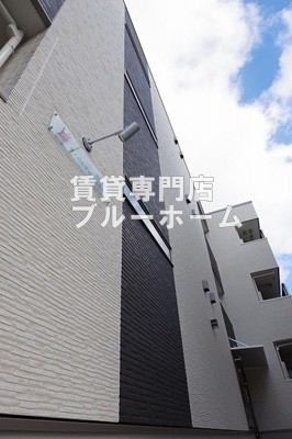 建物外観　木造3階建ての綺麗な物件！