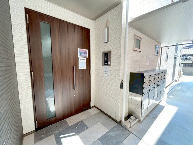 エントランス　オシャレなエントランスは安心のオートロック付きです。