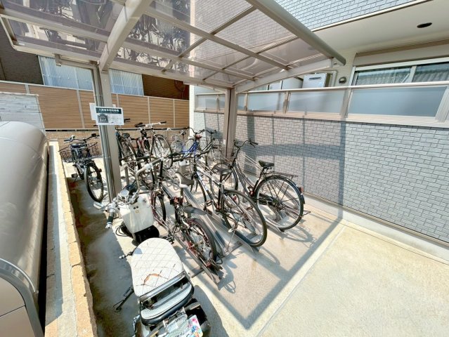 駐車場　敷地内にある駐輪場。雨の日にはうれしい屋根つきです。