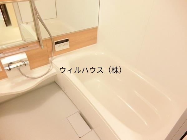 バス・シャワールーム　浴室乾燥機、追焚機能付の広々バスルーム！