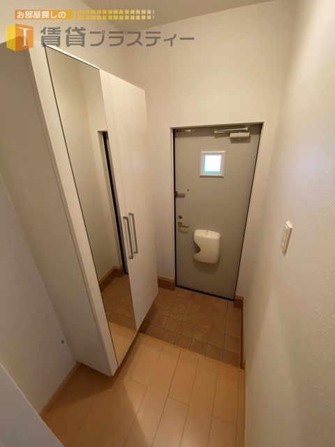 玄関　姿見付きで身だしなみバッチリ