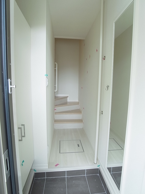 玄関　姿見鏡あり