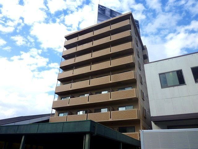 建物外観　鉄筋コンクリート造の９階建ての重厚な建物です。