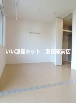 居室・リビング　※同建物の別のお部屋の写真です。