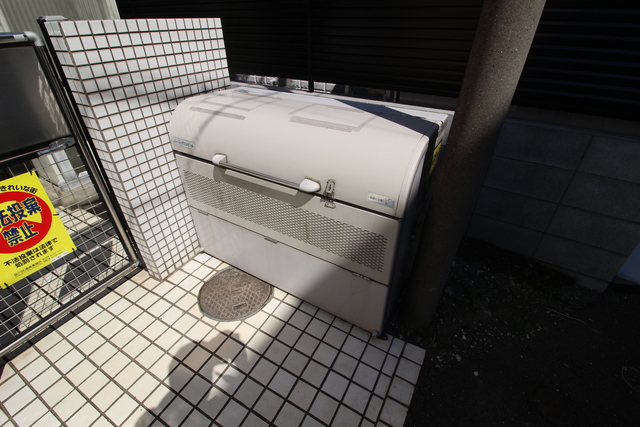 その他共有部分　ゴミ置き場は蓋つきですので衛生的です♪