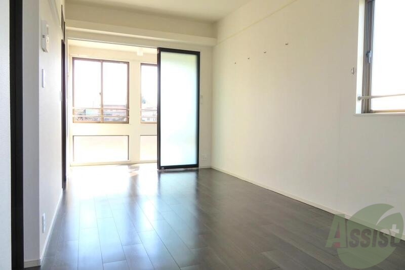 居室・リビング　１１．８帖の広々リビング、南東向きで明るいお部屋です