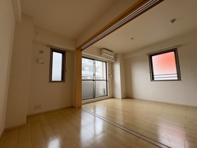 その他部屋・スペース　広くて明るい寝室