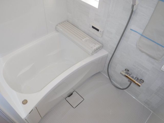 バス・シャワールーム　※別部屋の写真となります。