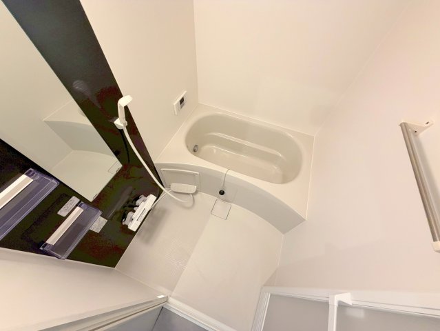 バス・シャワールーム　広めのお風呂は一日の疲れを癒してくれます。