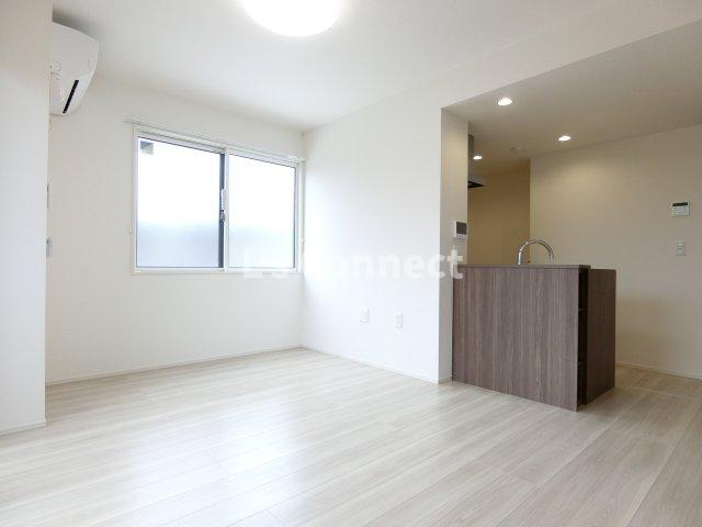 居室・リビング　１１．４帖のＬＤＫ。角部屋で２面に窓があります。