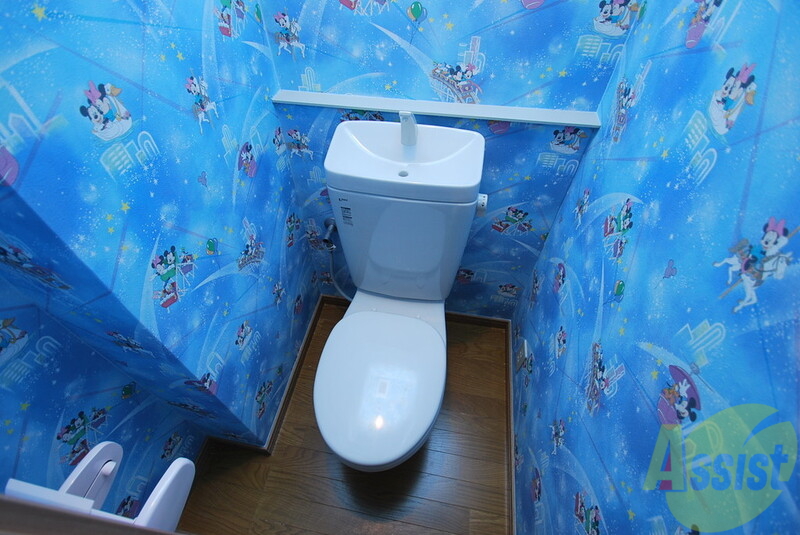 トイレ　壁紙がオシャレになっていてとても可愛い空間となってます