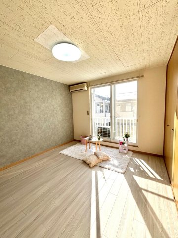 居室・リビング　オシャレなアクセントクロスで快適な空間へ