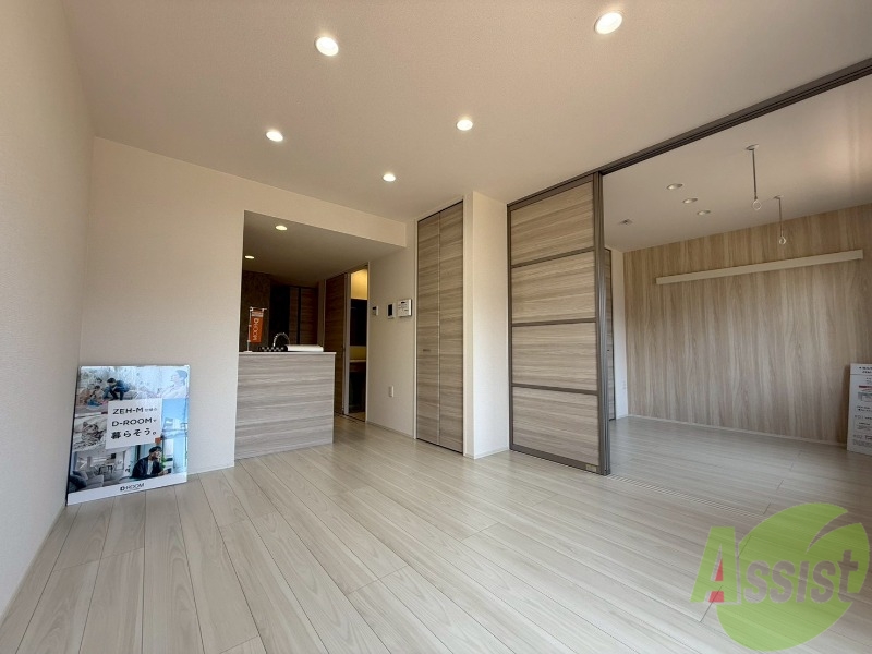 居室・リビング　白を基調とした綺麗なお部屋ですね。日当たりも良好です