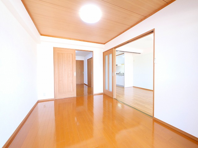 その他部屋・スペース　落ち着いた色調の寝室です