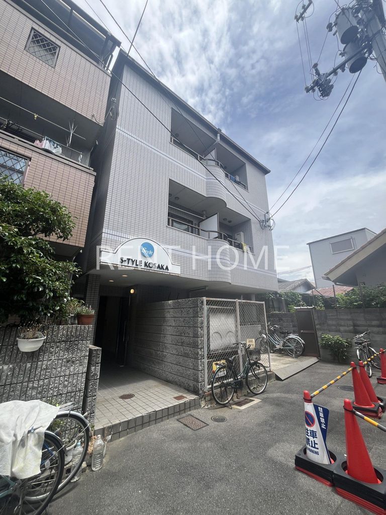 建物外観　３階建てマンションです。