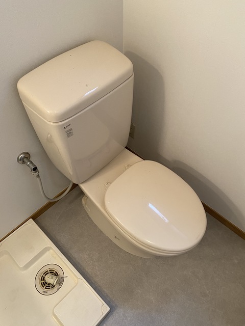 トイレ　小窓つきで換気も安心
