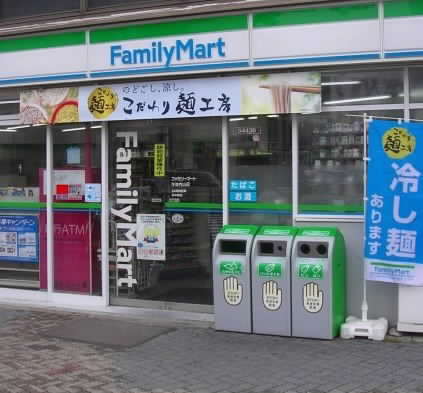 コンビニ　ファミリーマート新宿天神町店（コンビニ）まで132m