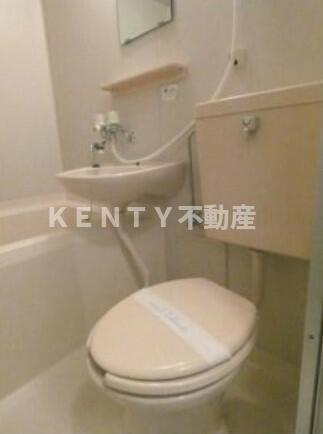 トイレ　落ち着いた色調のトイレです