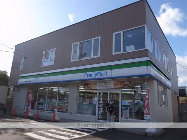 コンビニ　ファミリーマート（コンビニ）まで270m