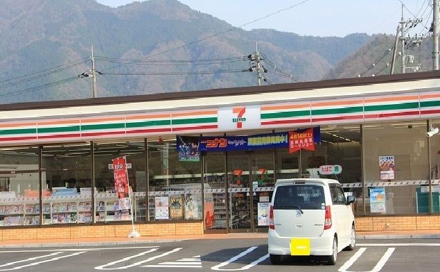 コンビニ　セブンイレブン（コンビニ）まで400m