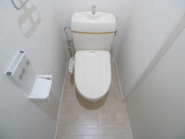 トイレ　ウォシュレット付き！フロアもオシャレなトイレです。