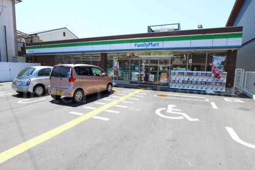 コンビニ　ファミリーマート江坂２丁目店（コンビニ）まで124m