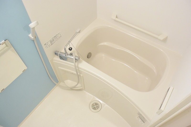 バス・シャワールーム　壁面の色はお部屋により異なります。