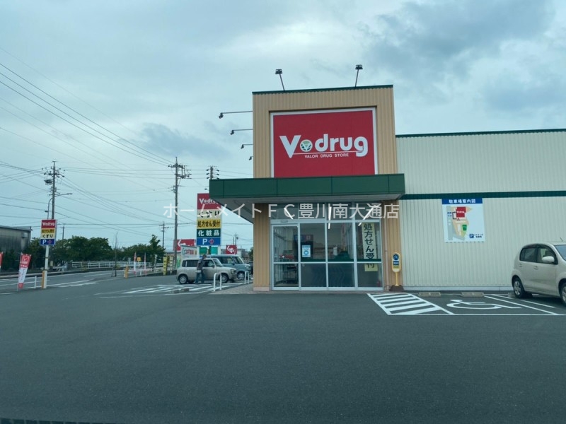 ドラックストア　Ｖドラッグ豊川南店（ドラッグストア）まで378m