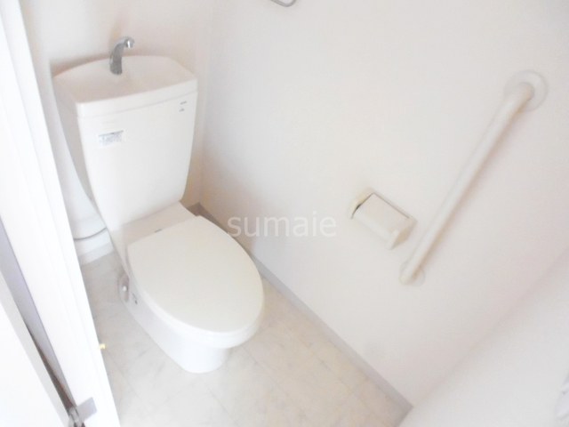 トイレ　手すり付きのトイレです♪
