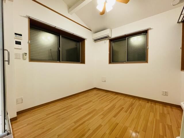 居室・リビング　３面採光なので、暖かな日差しが注ぐ明るいお部屋です♪