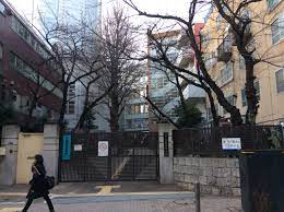 中学校　港区立六本木中学校（中学校）まで540m