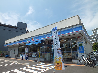 コンビニ　ファミリーマート芦花公園駅南店（コンビニ）まで93m