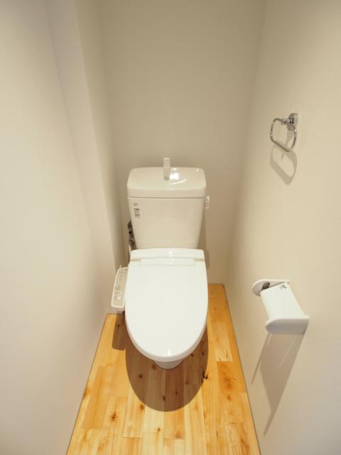 トイレ　落ち着いた色調のトイレです