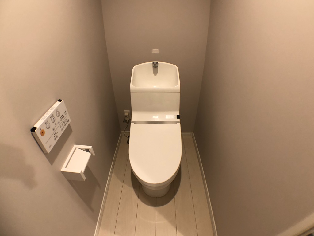 トイレ　温水洗浄便座付きのトイレです♪