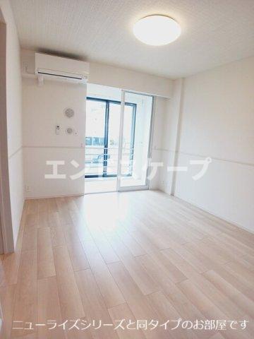 ＪＲ両毛線 伊勢崎駅 徒歩43分 2階建 新築の居間写真