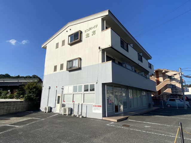 建物外観　県道27号線沿い、コンビニもほど近く便利な立地です