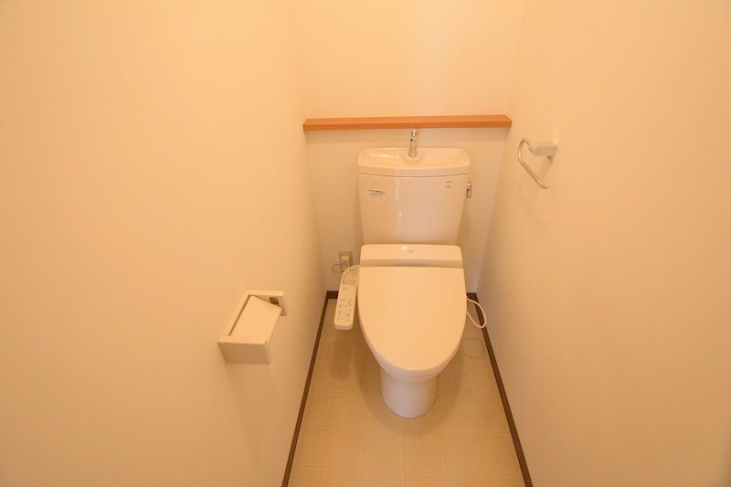 ＪＲ山陽本線 北長瀬駅 徒歩3分 3階建 築18年のトイレ写真