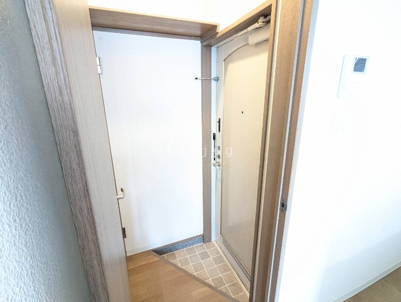 玄関　冬はあったか石油ストーブです。