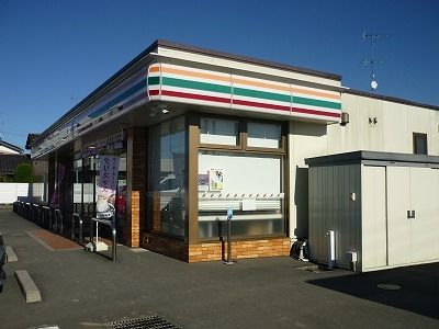 コンビニ　セブンイレブン行田小見店（コンビニ）まで300m
