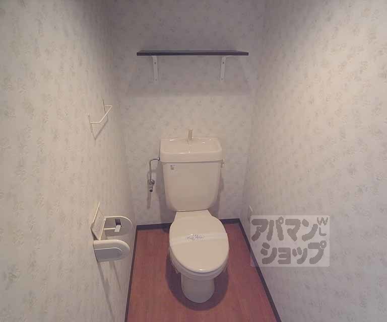 トイレ　上に収納があります。
