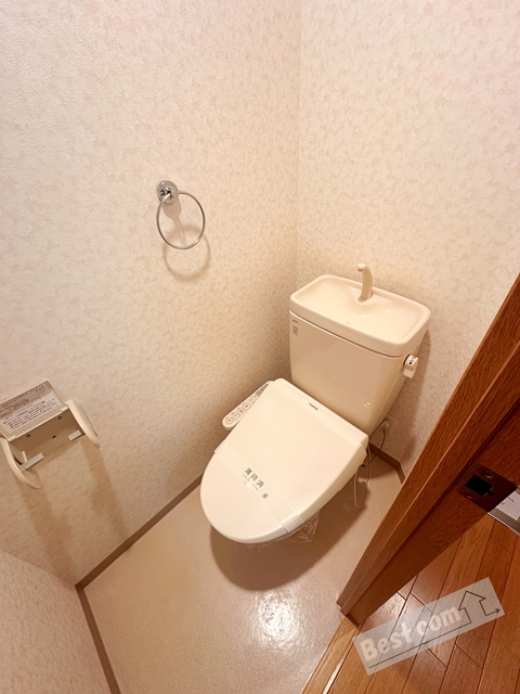 トイレ　温水洗浄便座付き♪