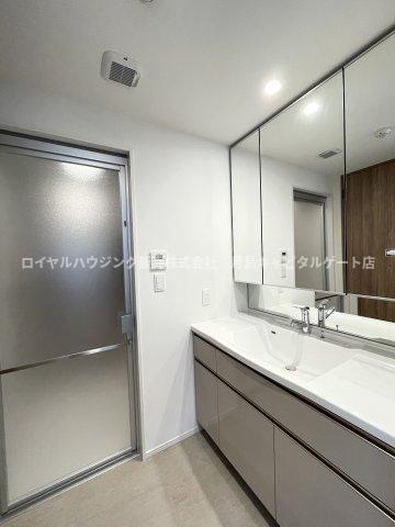 洗面設備　同マンションの別部屋参考写真となります。