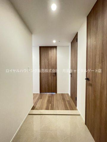 玄関　同マンションの別部屋参考写真となります。