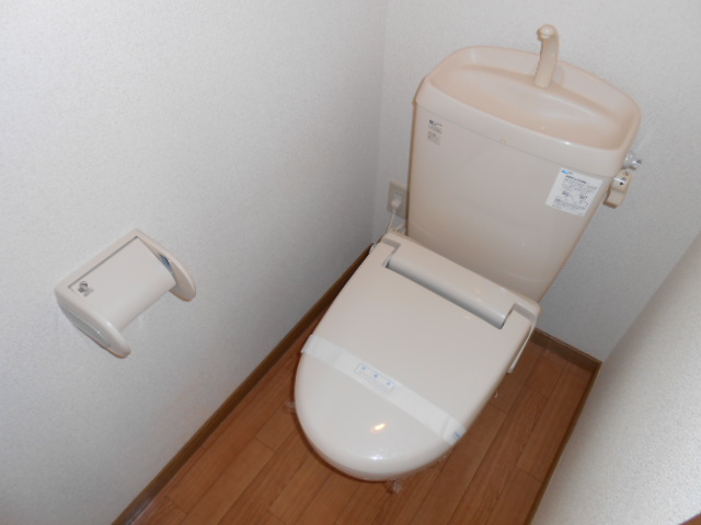 トイレ　温水洗浄便座完備・小物収納棚有り
