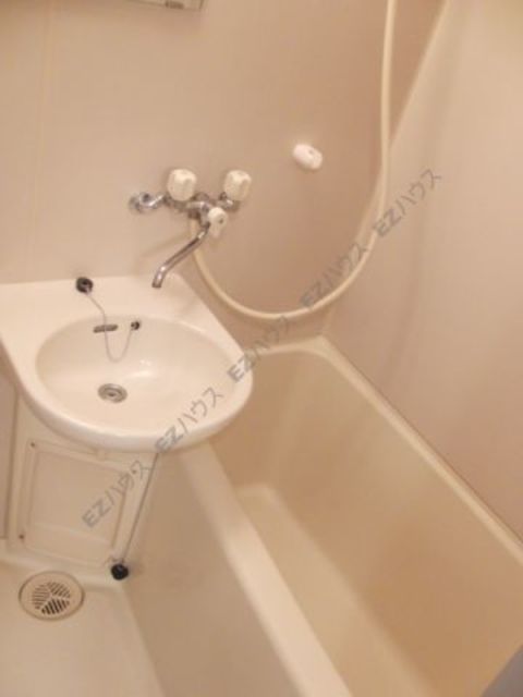 バス・シャワールーム　別部屋の参考写真です